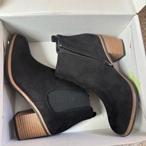 White Mountain Black Ankle Booties with Brown Heel